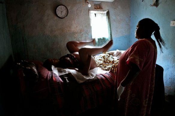 woamn, child birth, national geographic